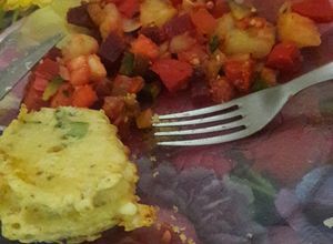 Una foto de Papa con queso y ensalada surtida ^Menú vegetariano^