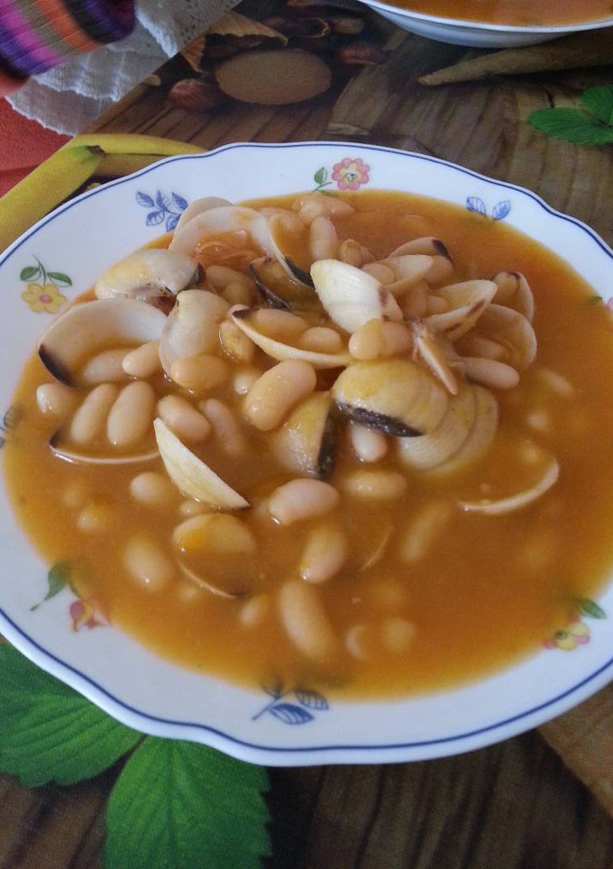 Una foto de Judías blancas con almejas