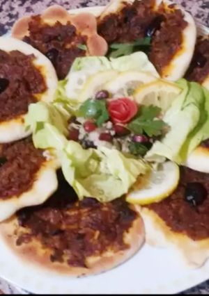 Une photo de Les plaques syriennes (pain garni de viande hachée)
