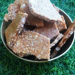 A picture of Peanut and sesame chikki.