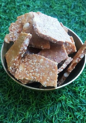 A picture of Peanut and sesame chikki.