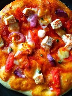 টোম্যাটো পনির পিজ্জা (tomato paneer pizza recipe in Bengali) রেসিপির প্রধান ছবি