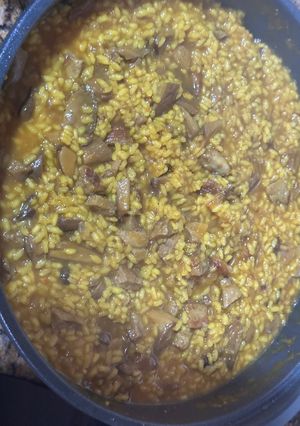 Una foto de Arroz meloso de presa ibérica con setas