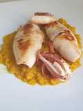 Calamari piastrati su un letto di crema alla curcuma
