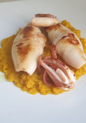 Foto di Calamari piastrati su un letto di crema alla curcuma