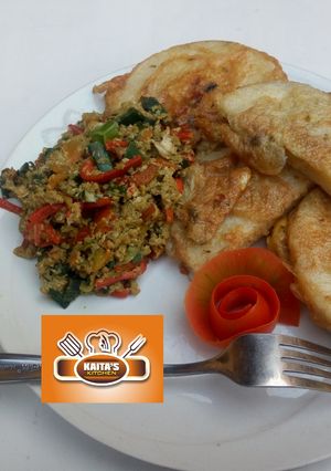 A picture of Fried yam with egg sauce.