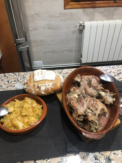 Una foto de Codillos de cerdo en olla y toque de horno
