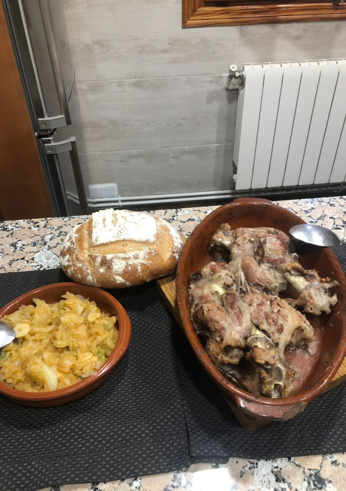 Una foto de Codillos de cerdo en olla y toque de horno