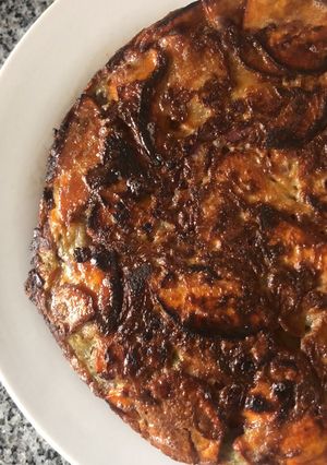 Una foto de Tortilla de boniato y cebolla morada ☺️