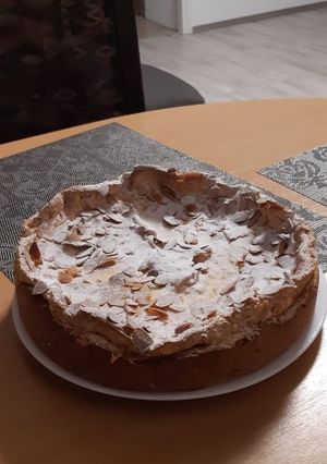 O poză a rețetei Plăcintă cu mere și bezea deasupra.