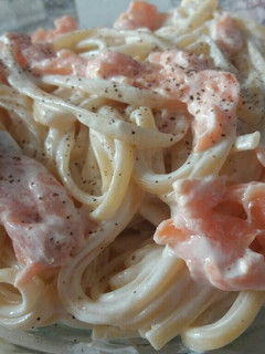 Una foto de Tallarines con salmón y nata