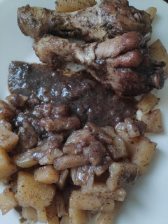 Una foto de «Asado» (en olla) de jamoncitos de pollo