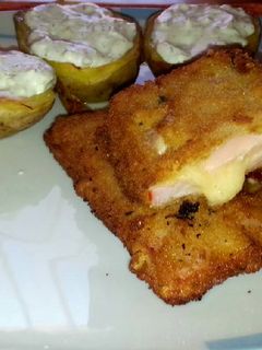 Una foto de San Jacobo con queso feta