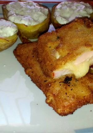 Una foto de San Jacobo con queso feta