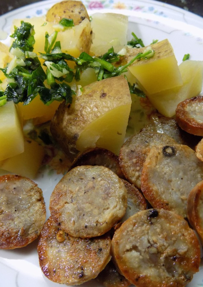 Una foto de Butifarra con papas a la provenzal