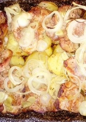 Tepsis hús burgonya ágyon recept fotója