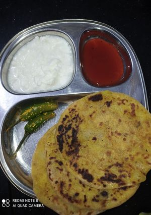 આલુ પરોઠા (Aloo Paratha Recipe In Gujarati) રેસીપી મુખ્ય ફોટો