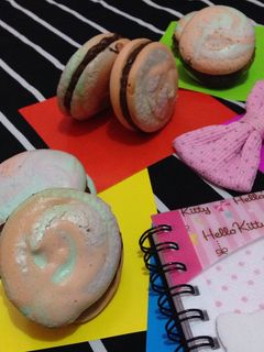 Foto resep Pastel Macaroons from Meringue Cookies filled Chocomaltine