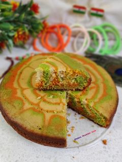 ट्राई कलर वनीला केक (tri colour vanilla cake recipe in Hindi) रेसिपी मुख्य फोटो