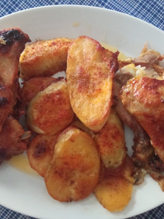 Una foto de Pollo al horno con patatas panadera
