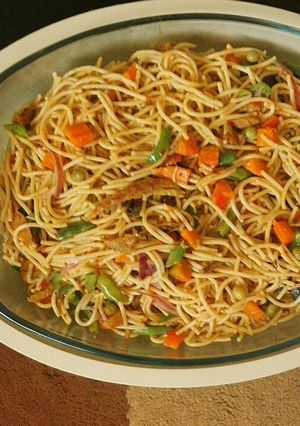 A picture of Stir fry spaghetti.