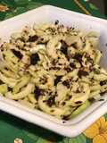 Salade de concombres marinés aux raisins et algues dulce