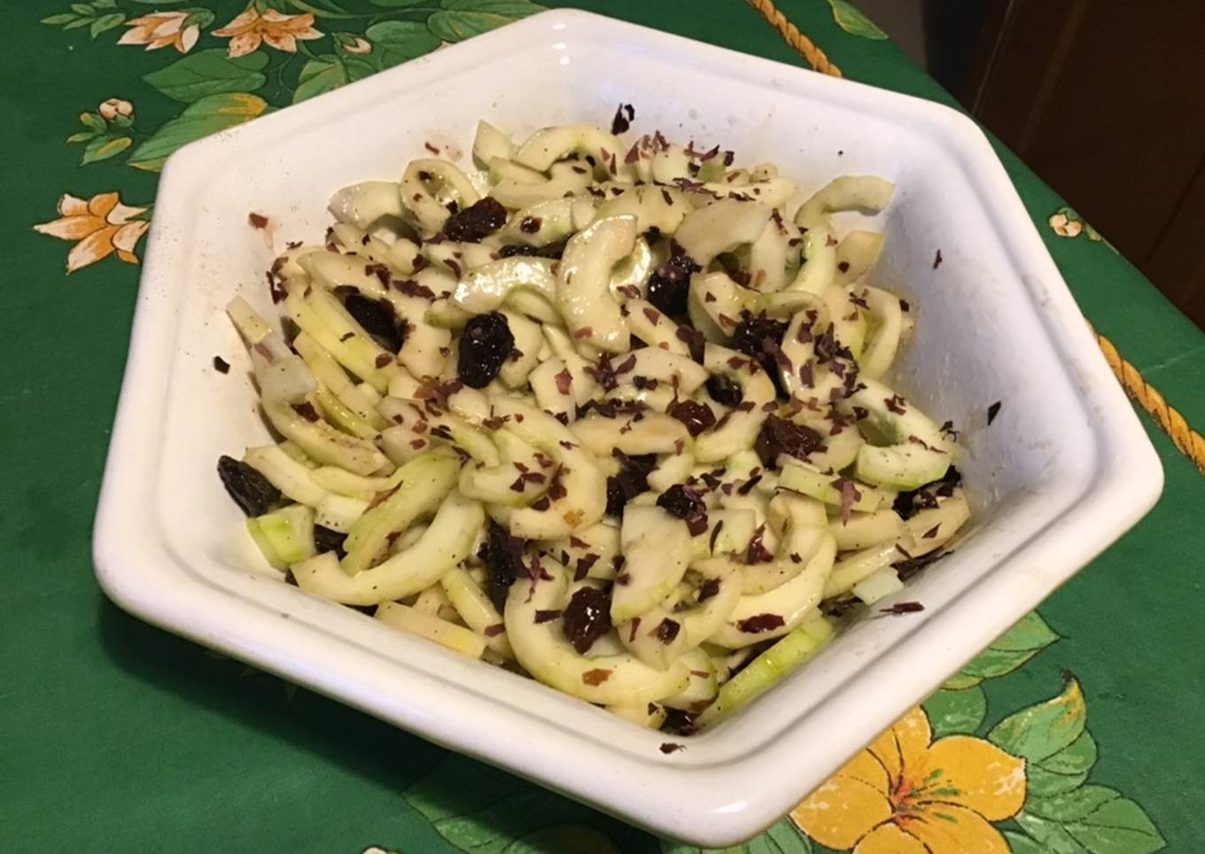 Salade de concombres marinés aux raisins et algues dulce