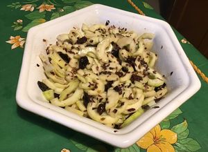 Une photo de Salade de concombres marinés aux raisins et algues dulce