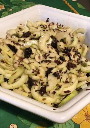 Une photo de Salade de concombres marinés aux raisins et algues dulce