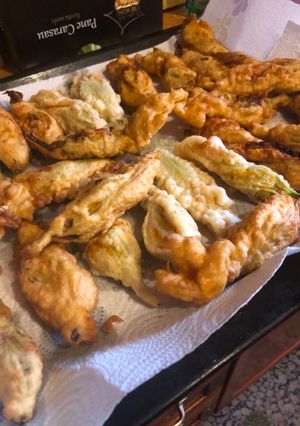 Foto di Fiori di zucca ripieni e fritti