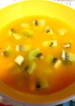 Foto principal de Sopa de naranja y manzana con trocitos de kiwi