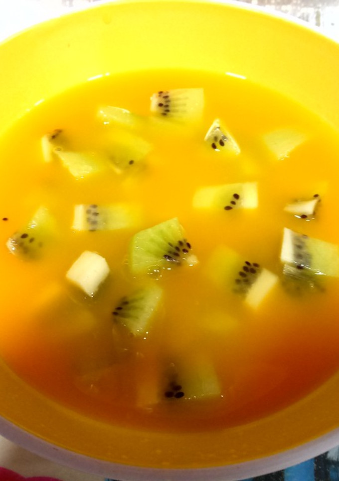 Una foto de Sopa de naranja y manzana con trocitos de kiwi