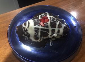 Una foto de Crepas de chocolate amargo y fresa