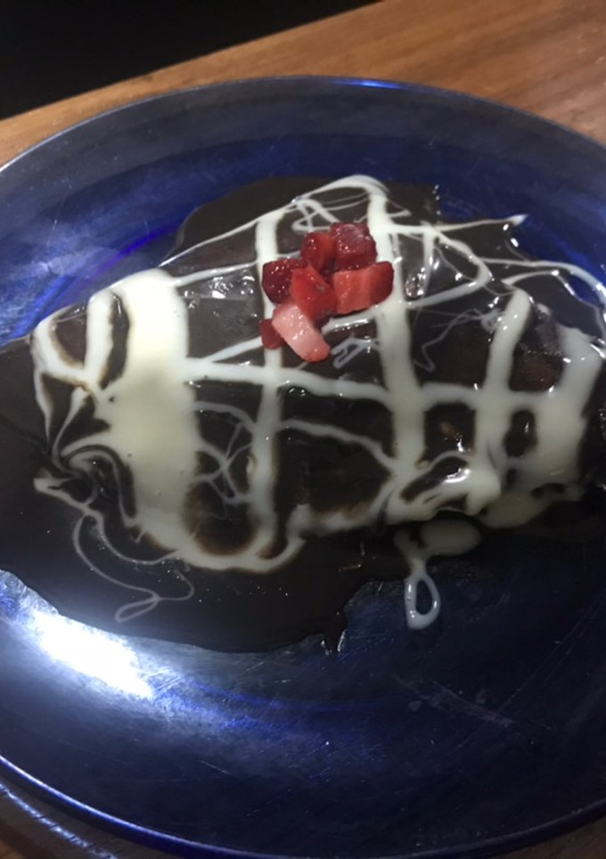 Una foto de Crepas de chocolate amargo y fresa