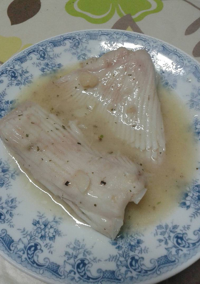 Una foto de Raya en salsa verde