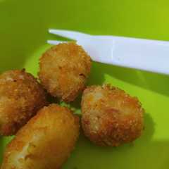 A picture of Bola-Bola Nasi Ayam Keju.