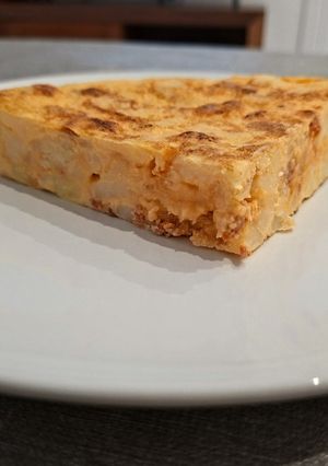 Una foto de Tortilla de patatas casera con chorizo