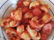 Una foto de pasta con salchichas y oregano