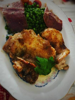 Una foto de Muslo de pollo a plancha con guisantes salteados con jamón