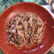 Spaghetti con salmón y champiñones