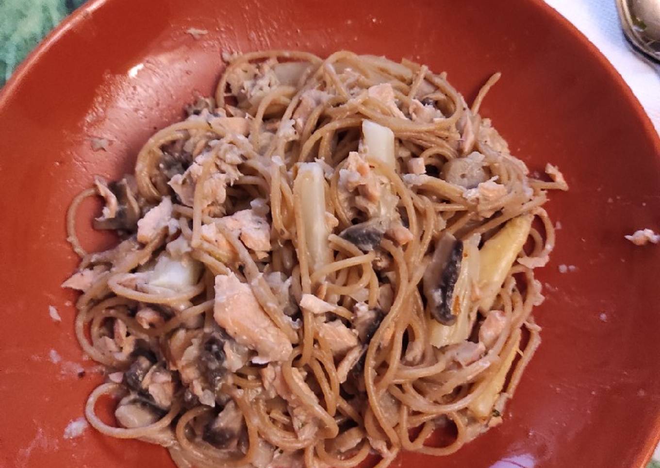 Spaghetti con salmón y champiñones