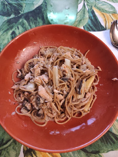 Una foto de Spaghetti con salmón y champiñones