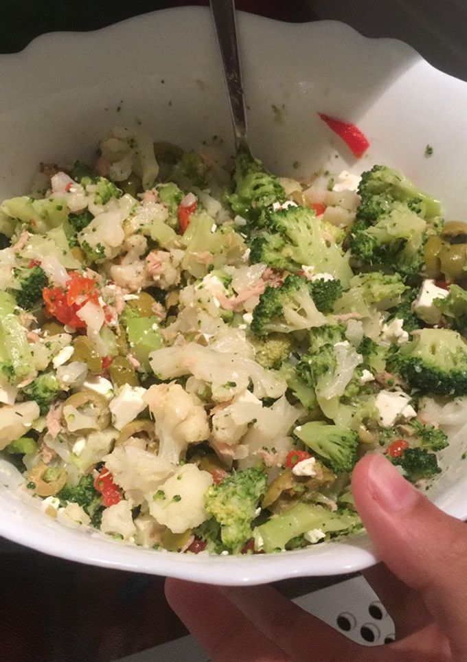 Una foto de Ensalada de brócoli y coliflor
