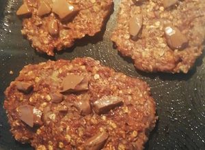 Una foto de Galletas de avena, banano y cacao