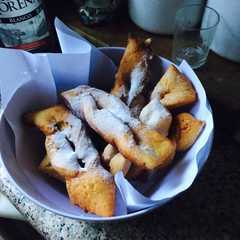 A picture of Calzones rotos.