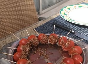 Una foto de Pinchos de tomate al Pedro Ximénez y sésamo