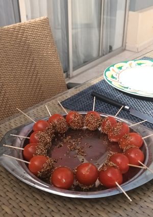 Una foto de Pinchos de tomate al Pedro Ximénez y sésamo