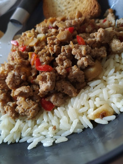 Una foto de 🍚 Bowl de arroz y carne picada con verduras