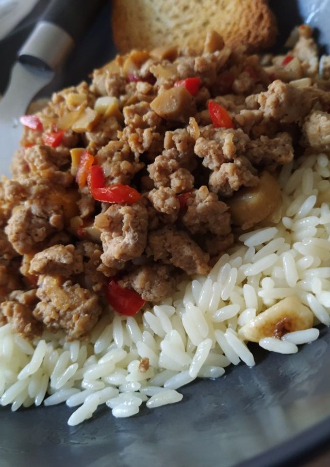 Una foto de 🍚 Bowl de arroz y carne picada con verduras