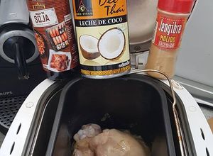 Una foto de Pollo al estilo tailandés (panificadora Lidl) con arroz blanco thai en arrocera